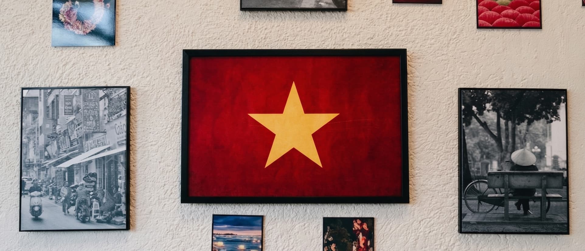 Wand mit Fotos und Dekorationen